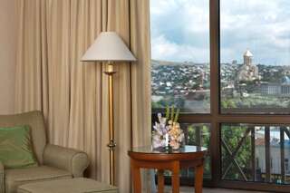 Отель Courtyard by Marriott Tbilisi Тбилиси Улучшенный номер с 1 кроватью размера «king-size»-3